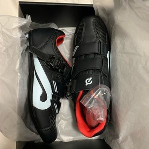 NEW Peloton cycling shoes size 39, in box